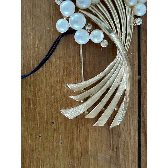 Vtg CROWN TRIFARI Brushed Gold Tone Faux Pearls Earrings Clip On Pin Brooch Set - Picture 6 of 13